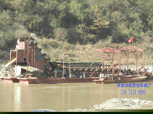 采金船-工作現場